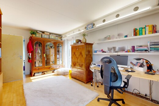 bureau avec wood finish floor, sol en finition bois, télévision, et light floor
