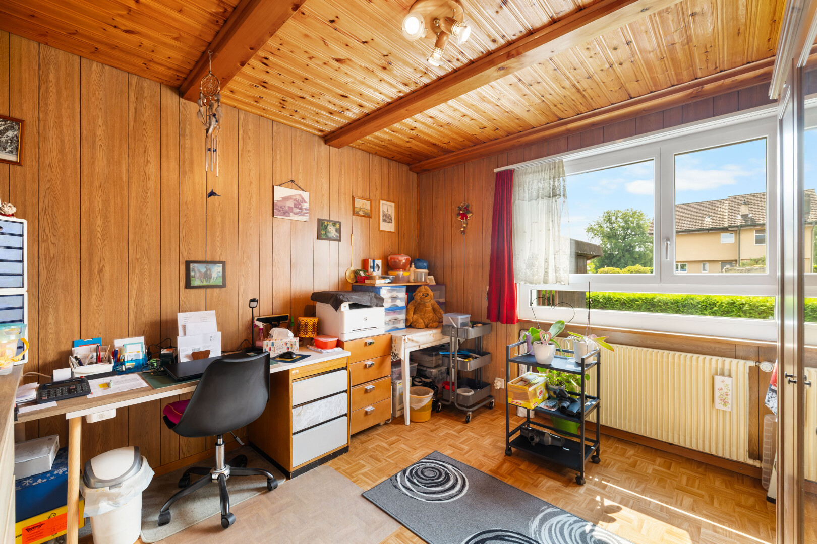 bureau avec natural light, lumière naturelle, day time, wood wall, et mur en bois