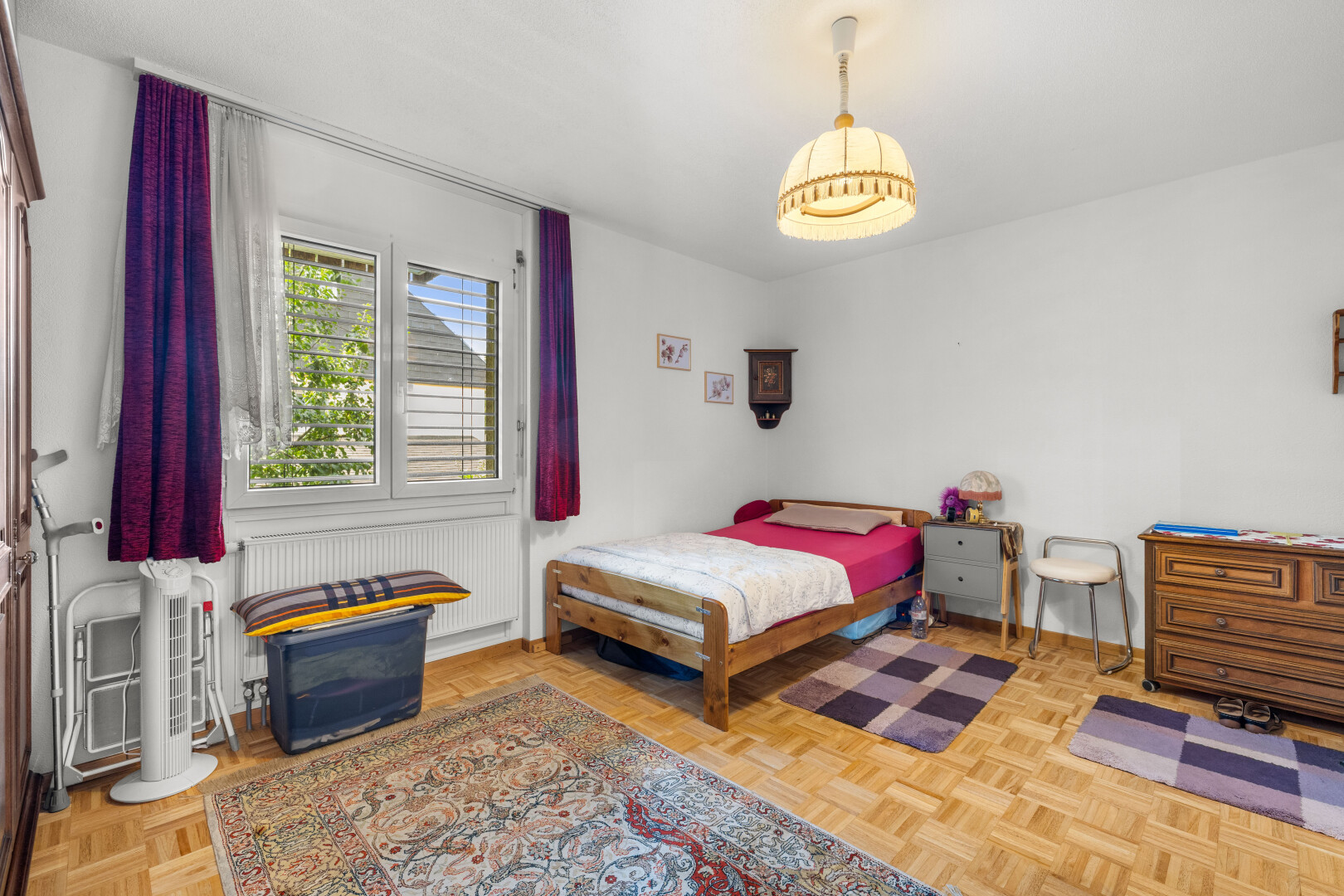 chambre avec parquet floor, natural light, lumière naturelle, inside property, et drywall