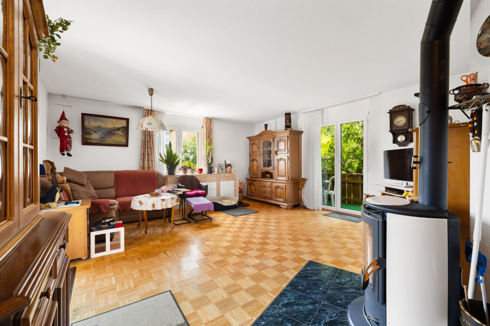salon avec poêle à bois, parquet floor, inside property, natural light, et lumière naturelle