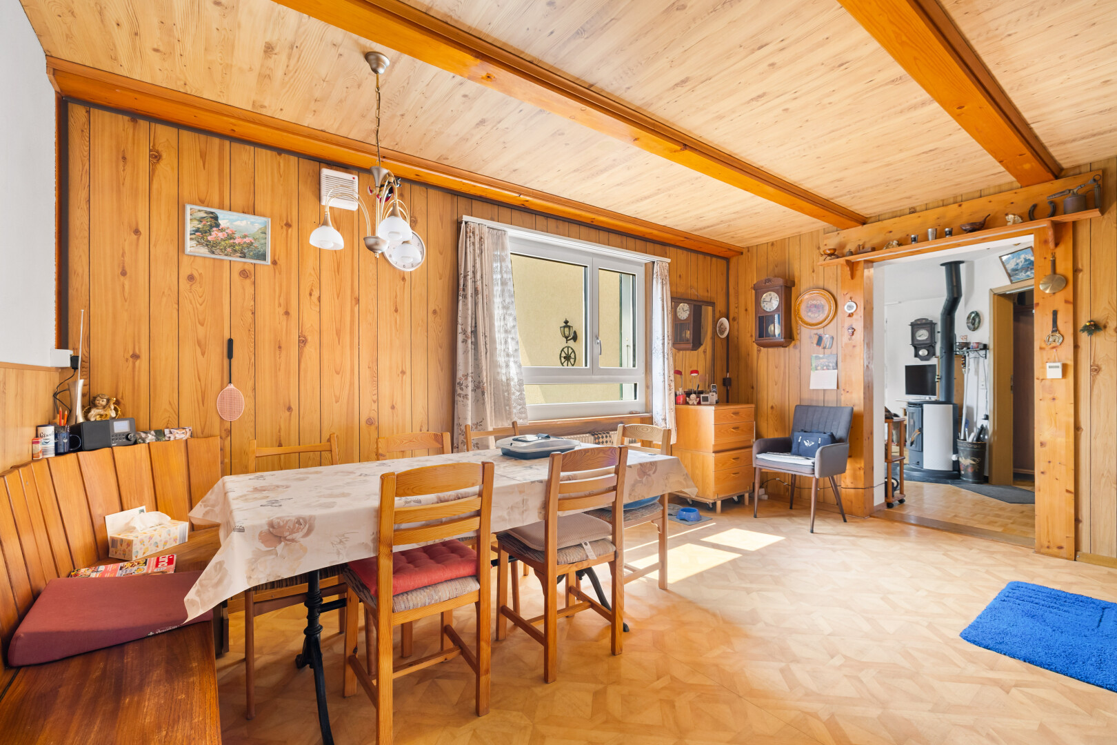 salle à manger avec wood wall, mur en bois, inside property, natural light, et lumière naturelle