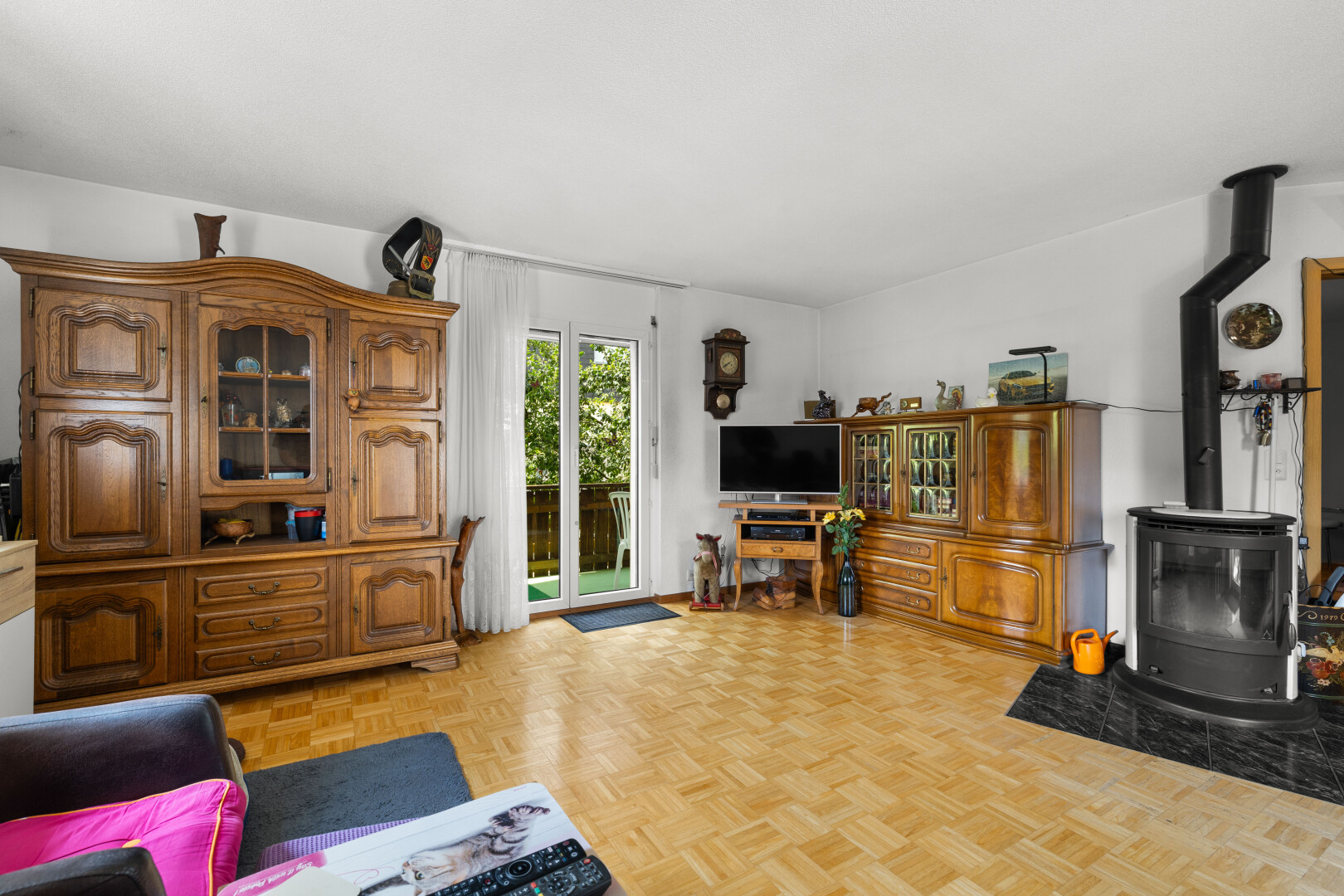 salon avec poêle à bois, parquet floor, natural light, lumière naturelle, et inside property