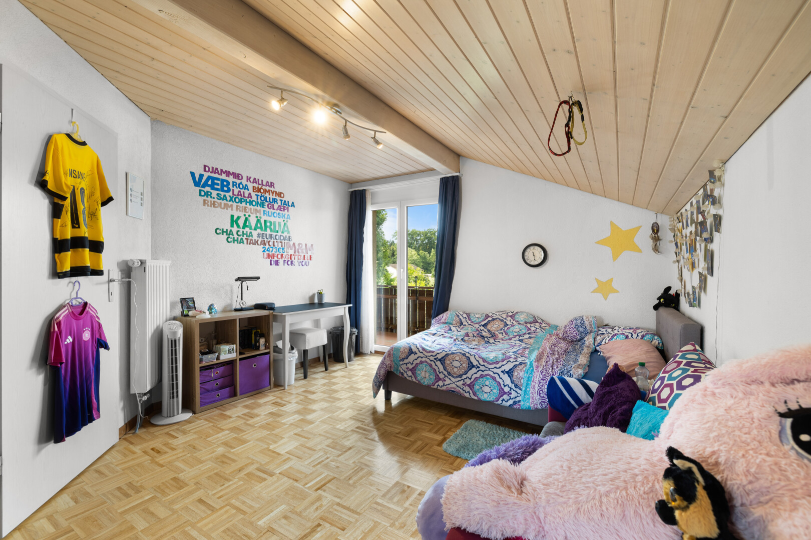chambre avec natural light, lumière naturelle, drywall, cloison sèche, et parquet floor