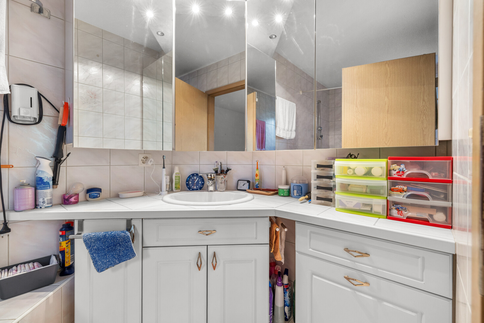 salle de bains avec lavabo (ou coiffeuse selon le contexte), miroir, dosseret, backsplash, et inside property