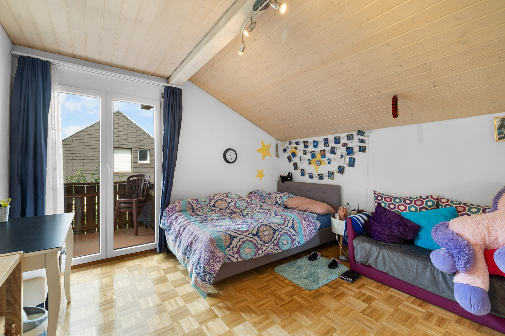 chambre avec vaulted ceiling, plafond voûté, natural light, lumière naturelle, et accès à l'extérieur