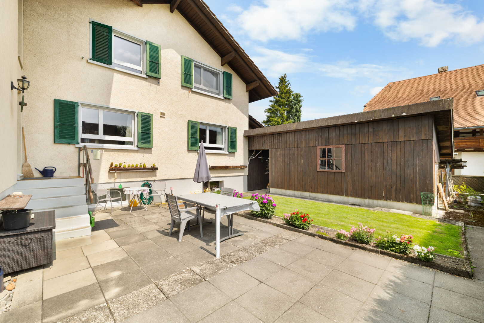 terrasse avec terrasse, coin repas extérieur, day time, property visible, et pelouse