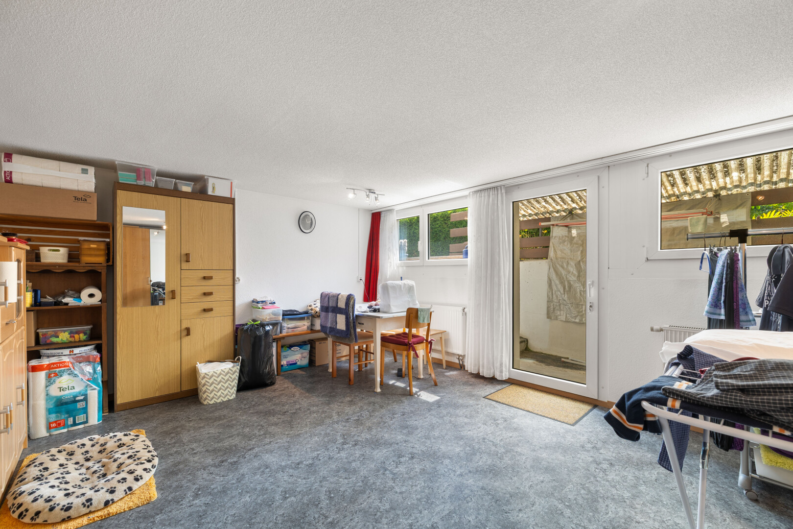 bureau avec inside property, natural light, lumière naturelle, carpet, et moquette