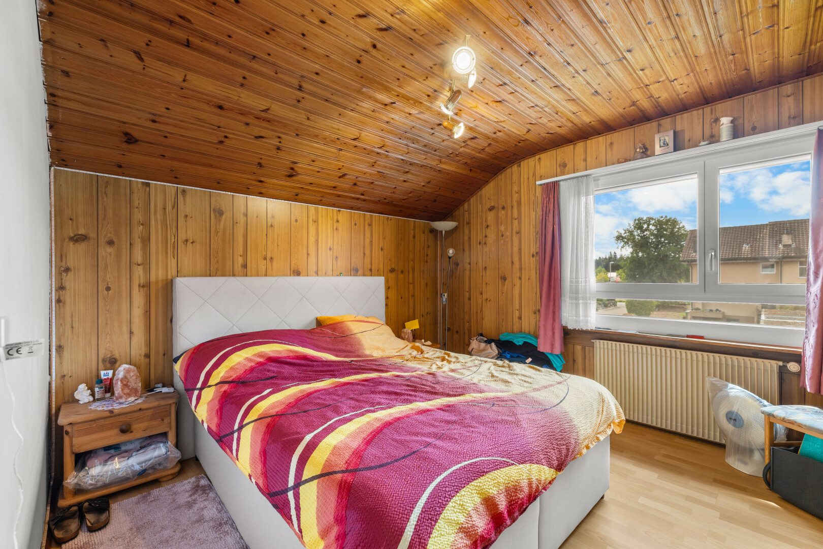 chambre avec mur en bois, wood wall, lumière naturelle, natural light, et radiateur