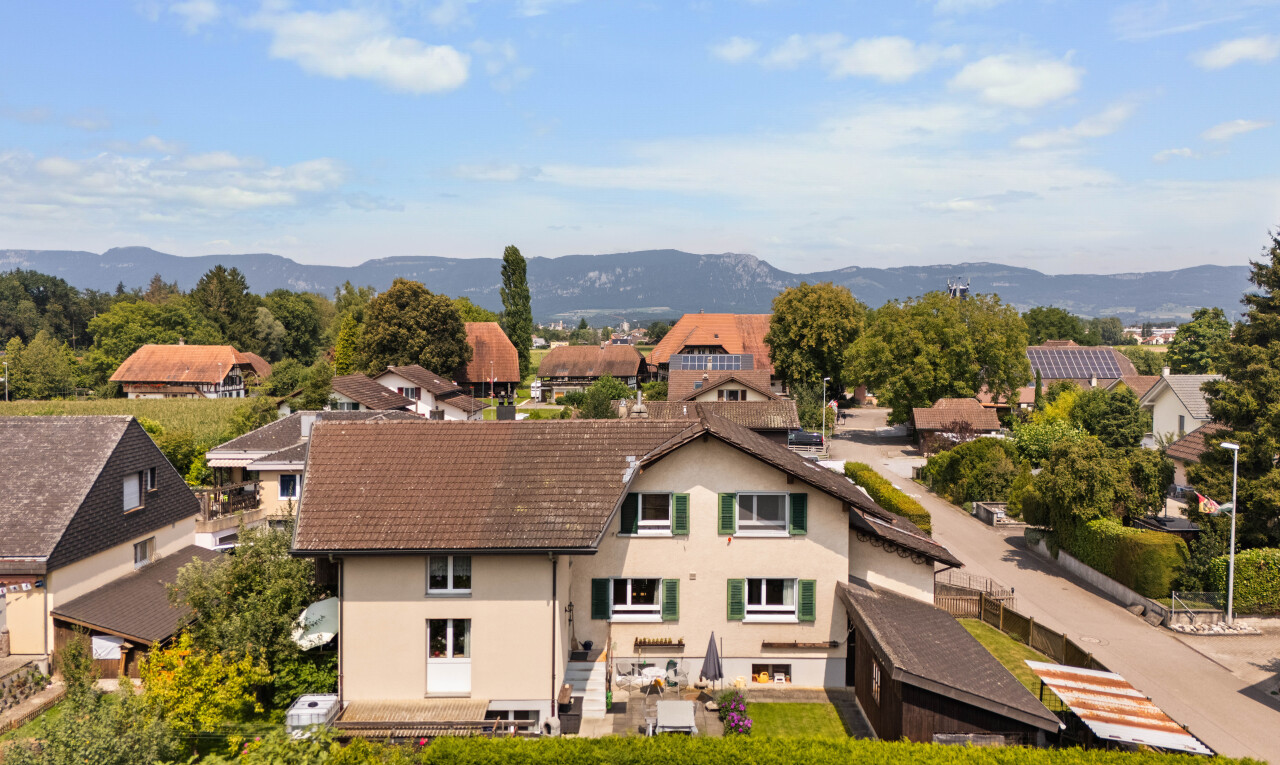 façade avec residential view, vue résidentielle, property visible, day time, et bardage en stuc