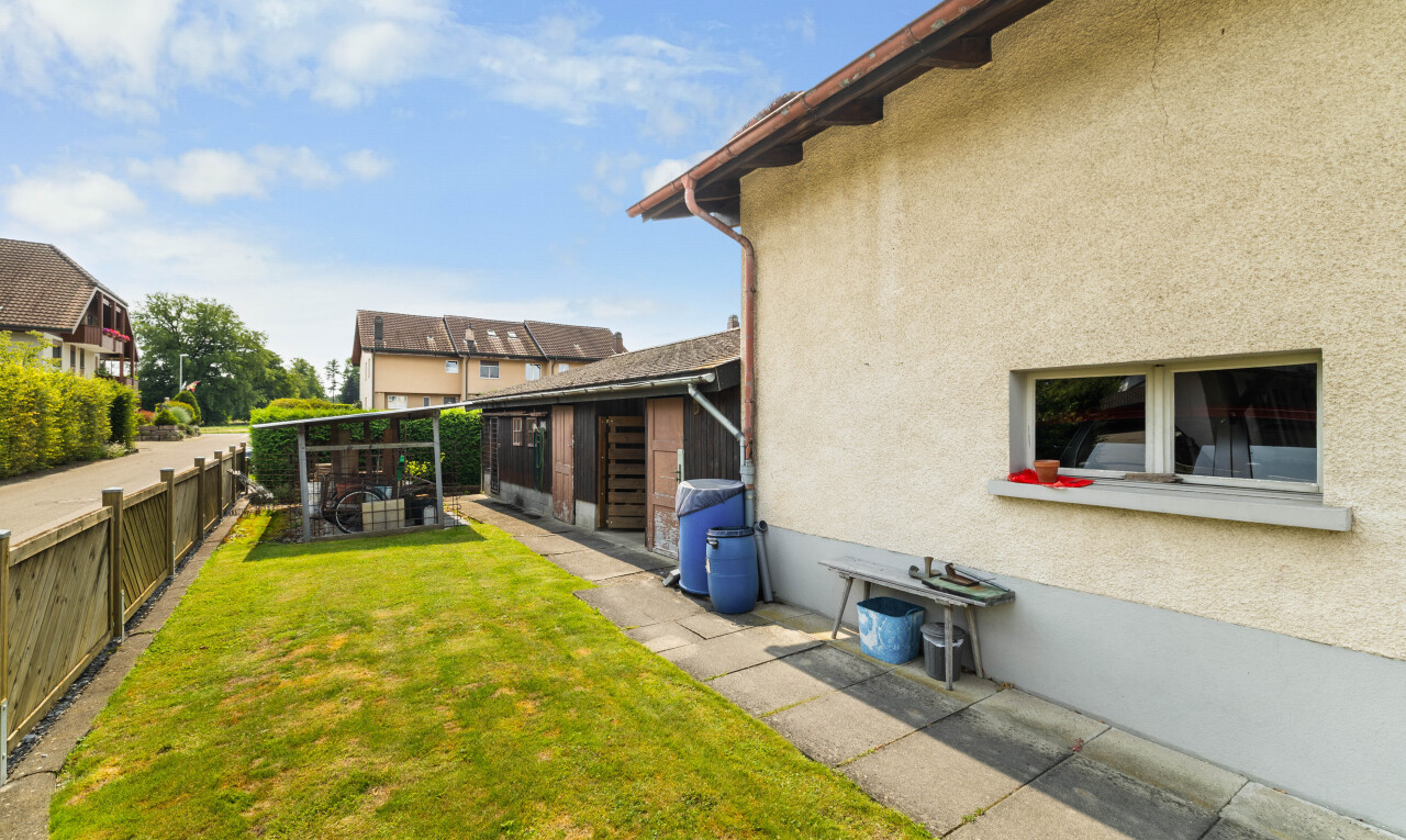 terrasse avec pelouse, clôture, day time, et property visible