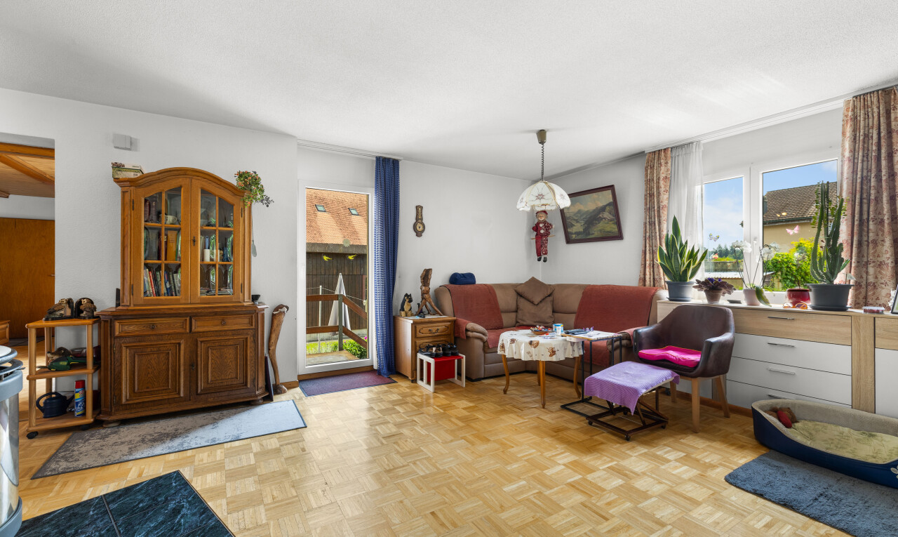 salon avec parquet floor, inside property, natural light, lumière naturelle, et drywall