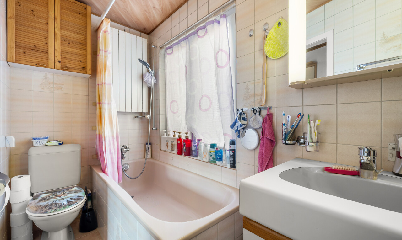 salle de bains avec tile wall, mur en carrelage, miroir, salle de bain complète, et inside property