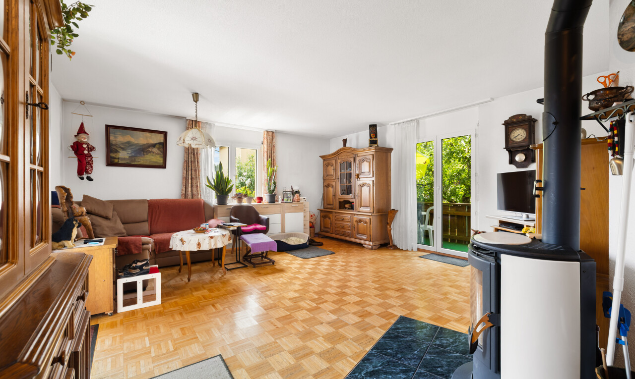 salon avec poêle à bois, parquet floor, inside property, natural light, et lumière naturelle