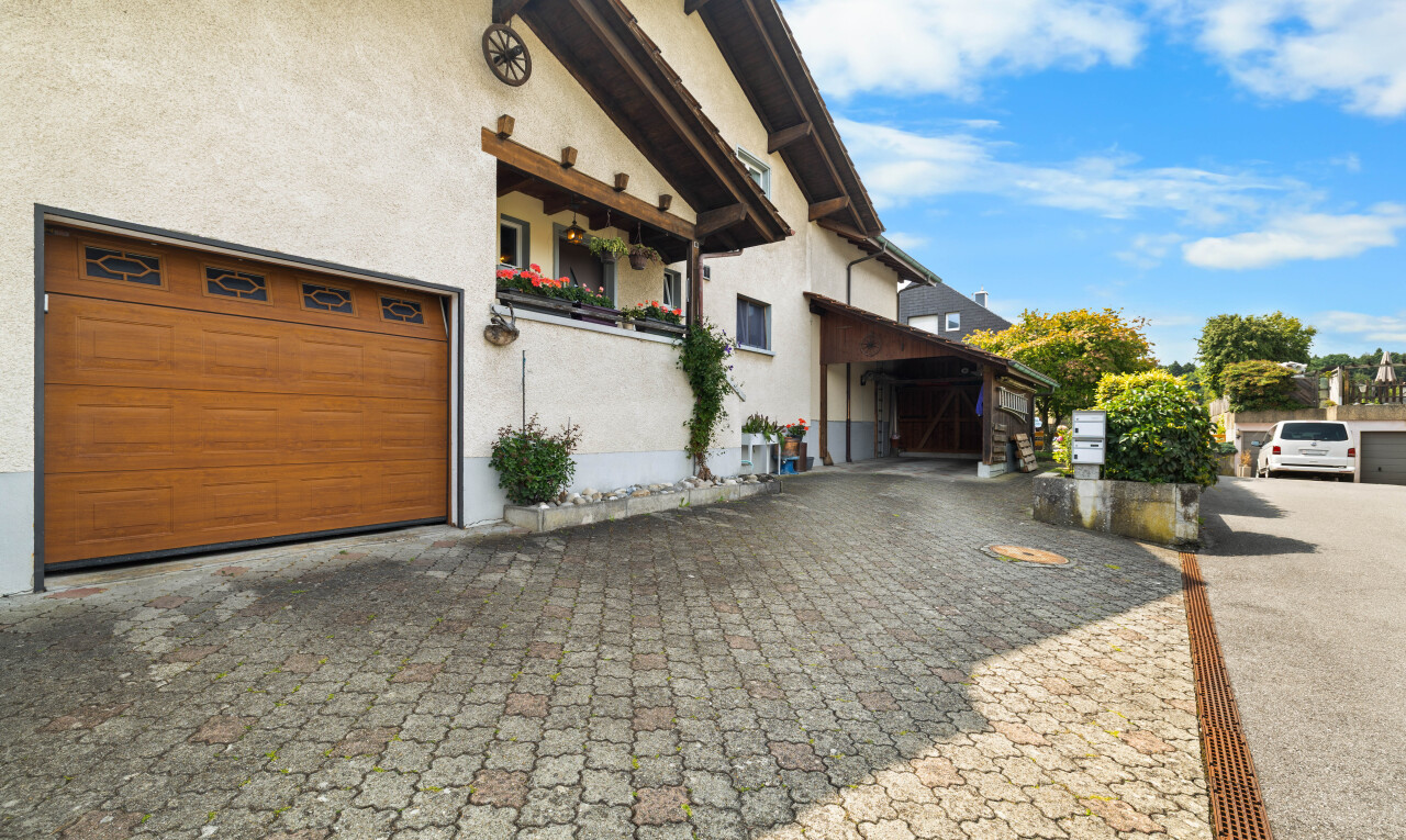 terrasse mit property visible, day time, garage, und balkon
