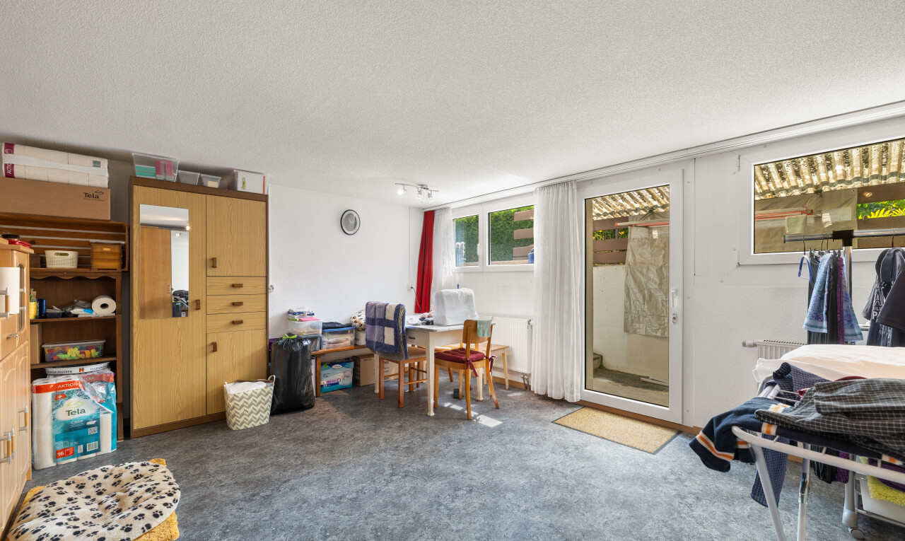 bureau avec inside property, natural light, lumière naturelle, carpet, et moquette