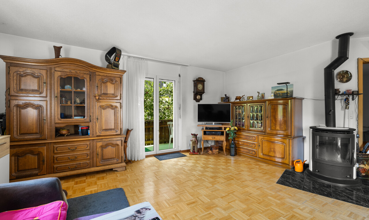salon avec poêle à bois, parquet floor, natural light, lumière naturelle, et inside property