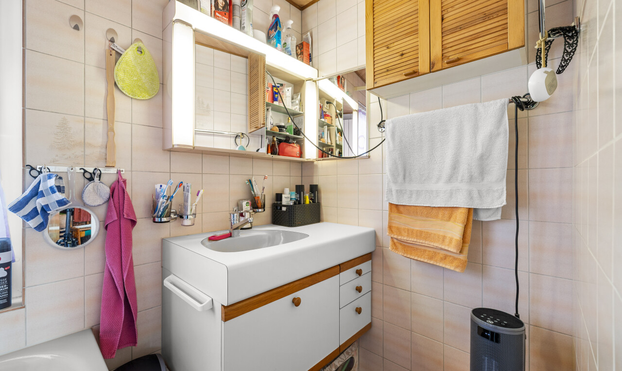 salle de bains avec miroir, tile wall, mur en carrelage, inside property, et lavabo (ou coiffeuse selon le contexte)