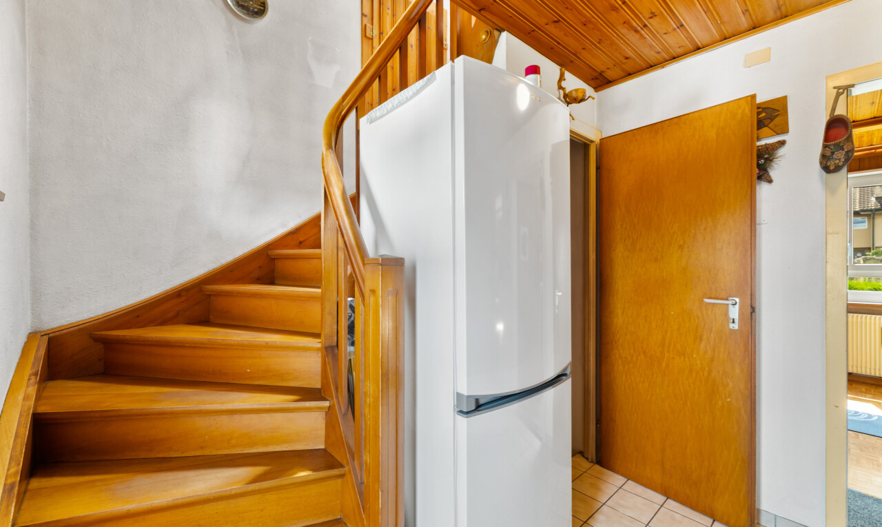 escaliers avec inside property, sol en carrelage, tile floor, escaliers, et plafond en bois