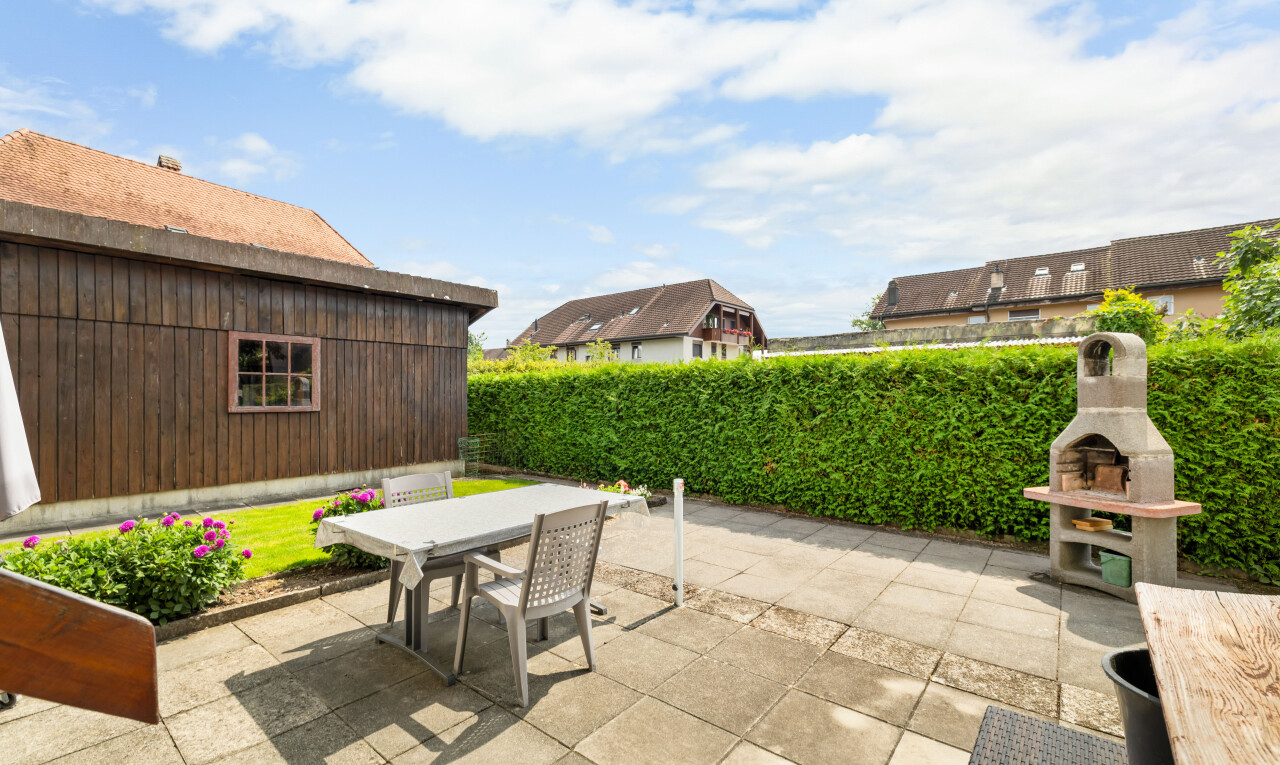 terrasse avec coin repas extérieur, terrasse, day time, cheminée, et from property