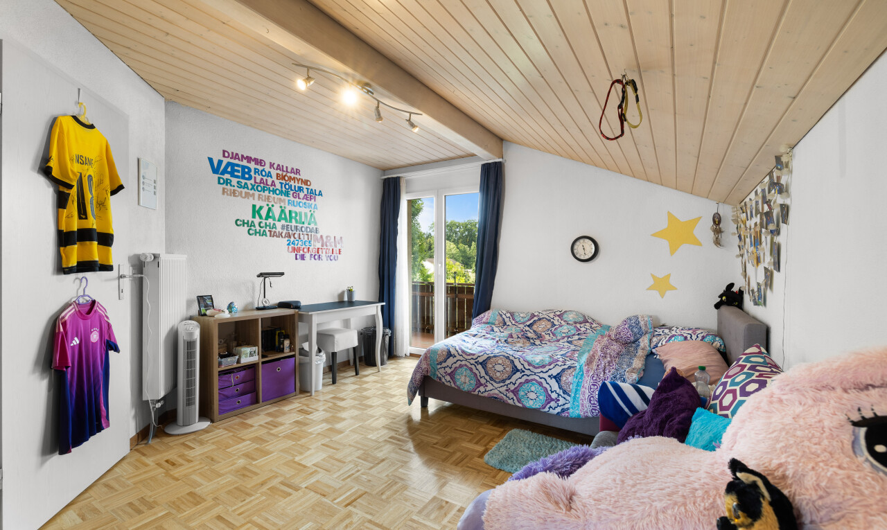 chambre avec natural light, lumière naturelle, drywall, cloison sèche, et parquet floor