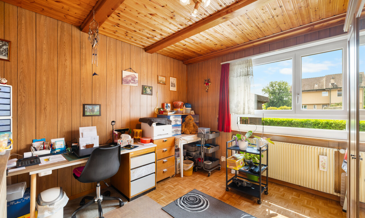 bureau avec natural light, lumière naturelle, day time, wood wall, et mur en bois