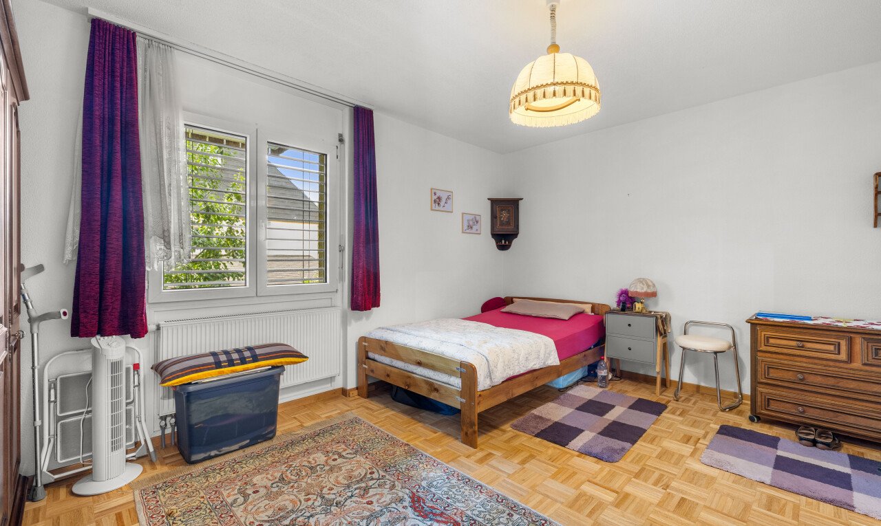 chambre avec parquet floor, natural light, lumière naturelle, inside property, et drywall