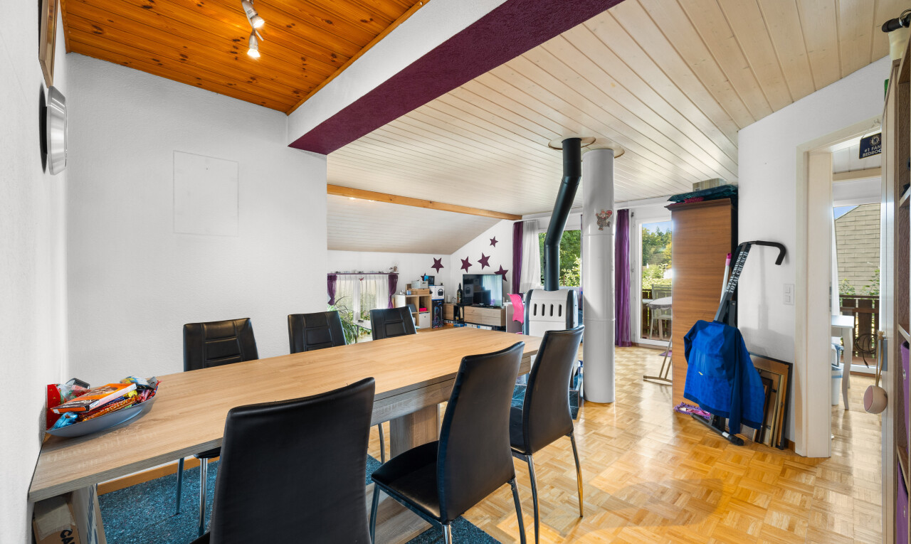 salle à manger avec plafond à poutres, beamed ceiling, cloison sèche, drywall, et lumière naturelle
