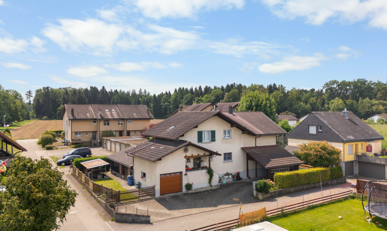 außenansicht mit zaun, day time, auffahrt, und stuckverkleidung