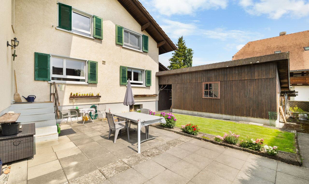 terrasse avec terrasse, coin repas extérieur, day time, property visible, et pelouse