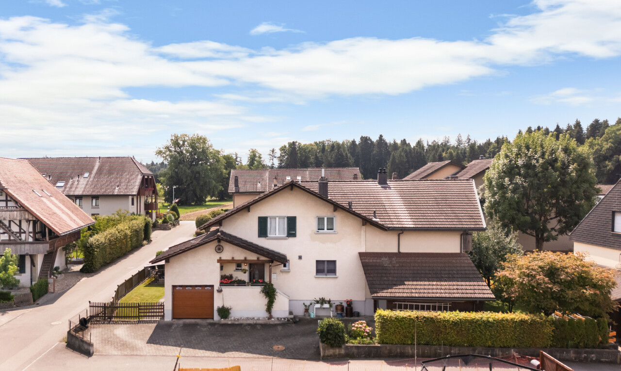 außenansicht mit property visible, auffahrt, stuckverkleidung, day time, und zaun