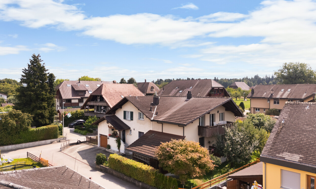 façade avec vue résidentielle, residential view, bardage en stuc, day time, et garage