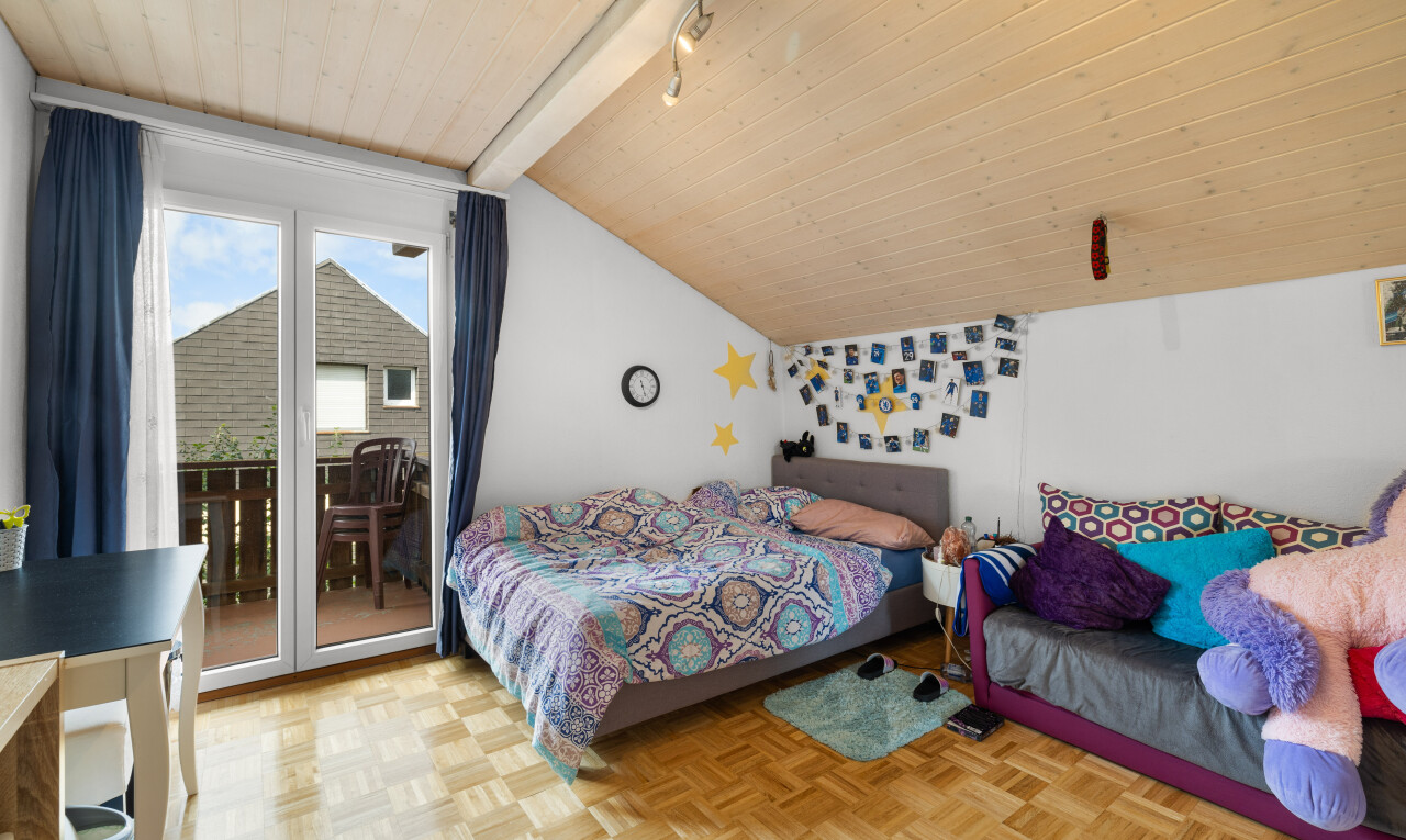 chambre avec vaulted ceiling, plafond voûté, natural light, lumière naturelle, et accès à l'extérieur