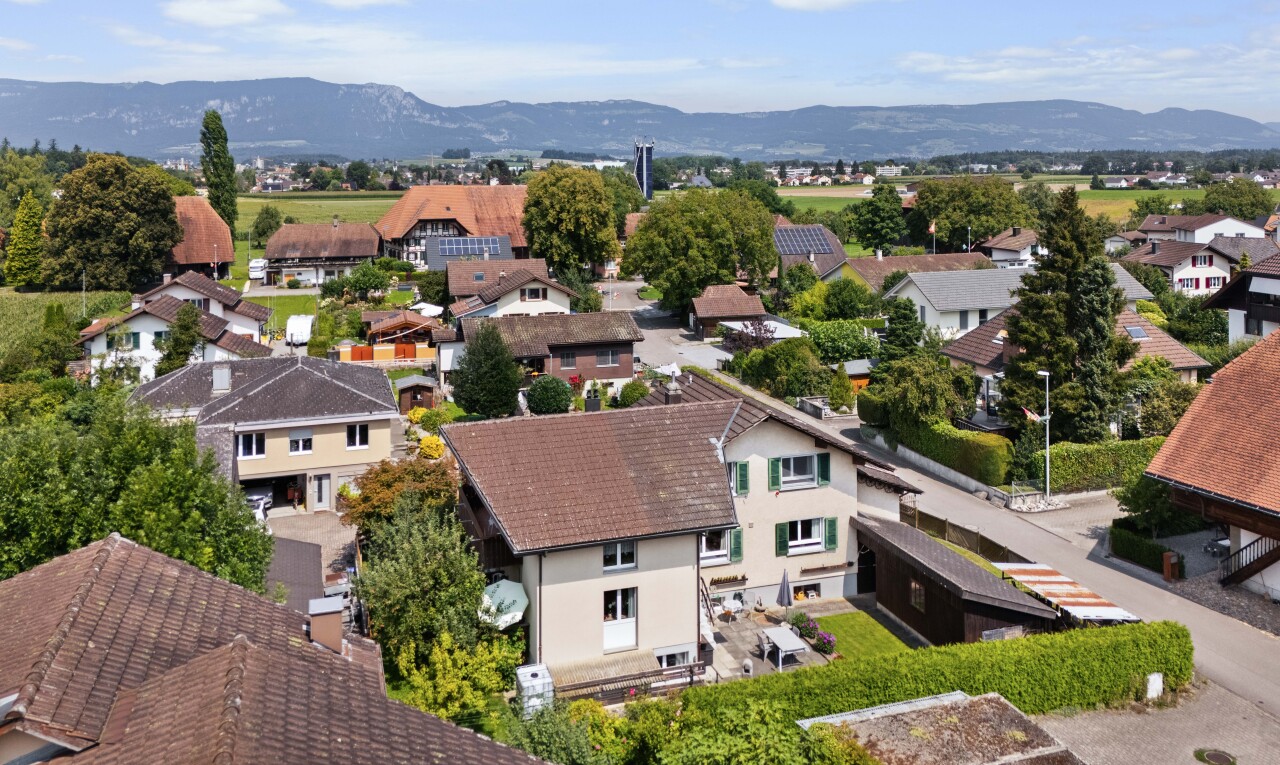 façade avec vue sur la montagne, mountain view, day time, vue résidentielle, et residential view