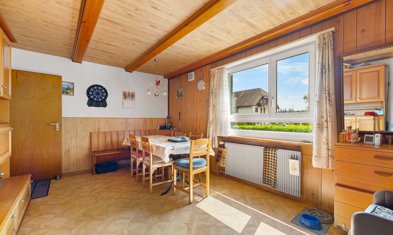 salle à manger avec mur en bois, wood wall, radiateur, mur à lambris, et wainscot wall