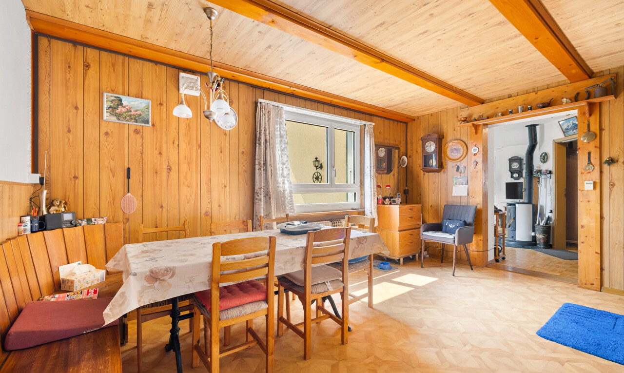 salle à manger avec wood wall, mur en bois, inside property, natural light, et lumière naturelle