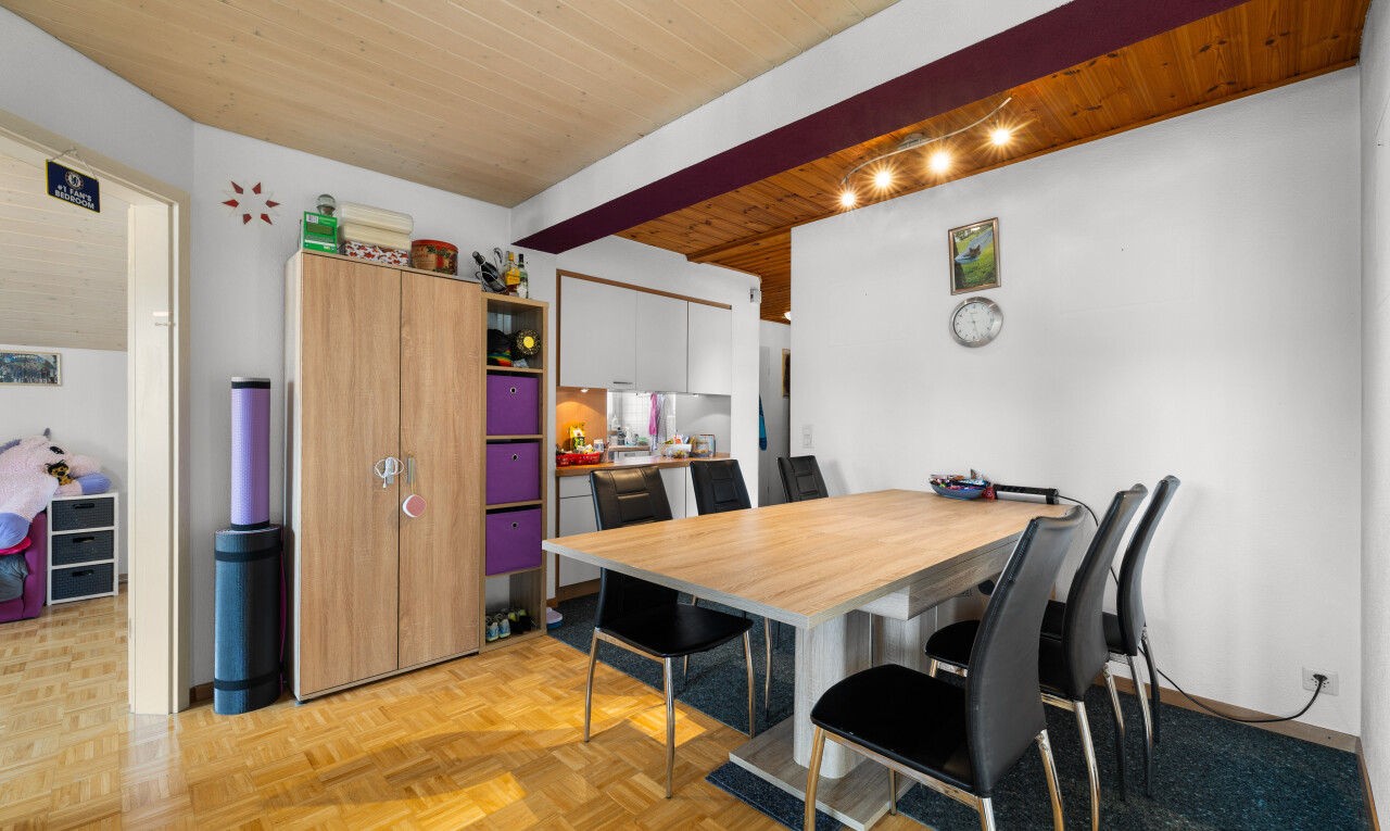 salle à manger avec plafond à poutres, beamed ceiling, cloison sèche, drywall, et parquet floor