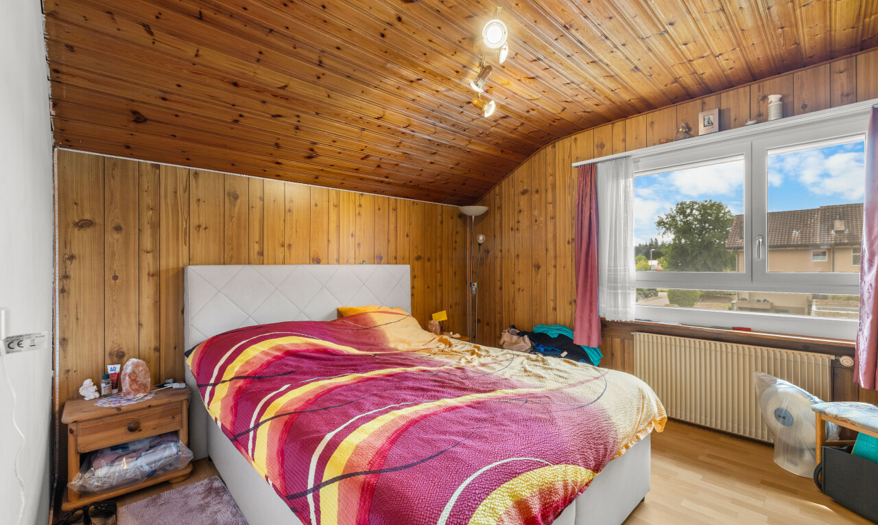 chambre avec mur en bois, wood wall, lumière naturelle, natural light, et radiateur