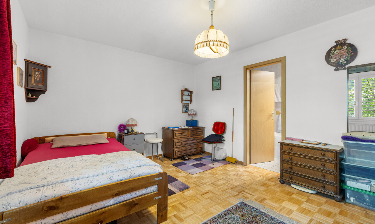 chambre avec drywall, cloison sèche, parquet floor, natural light, et lumière naturelle