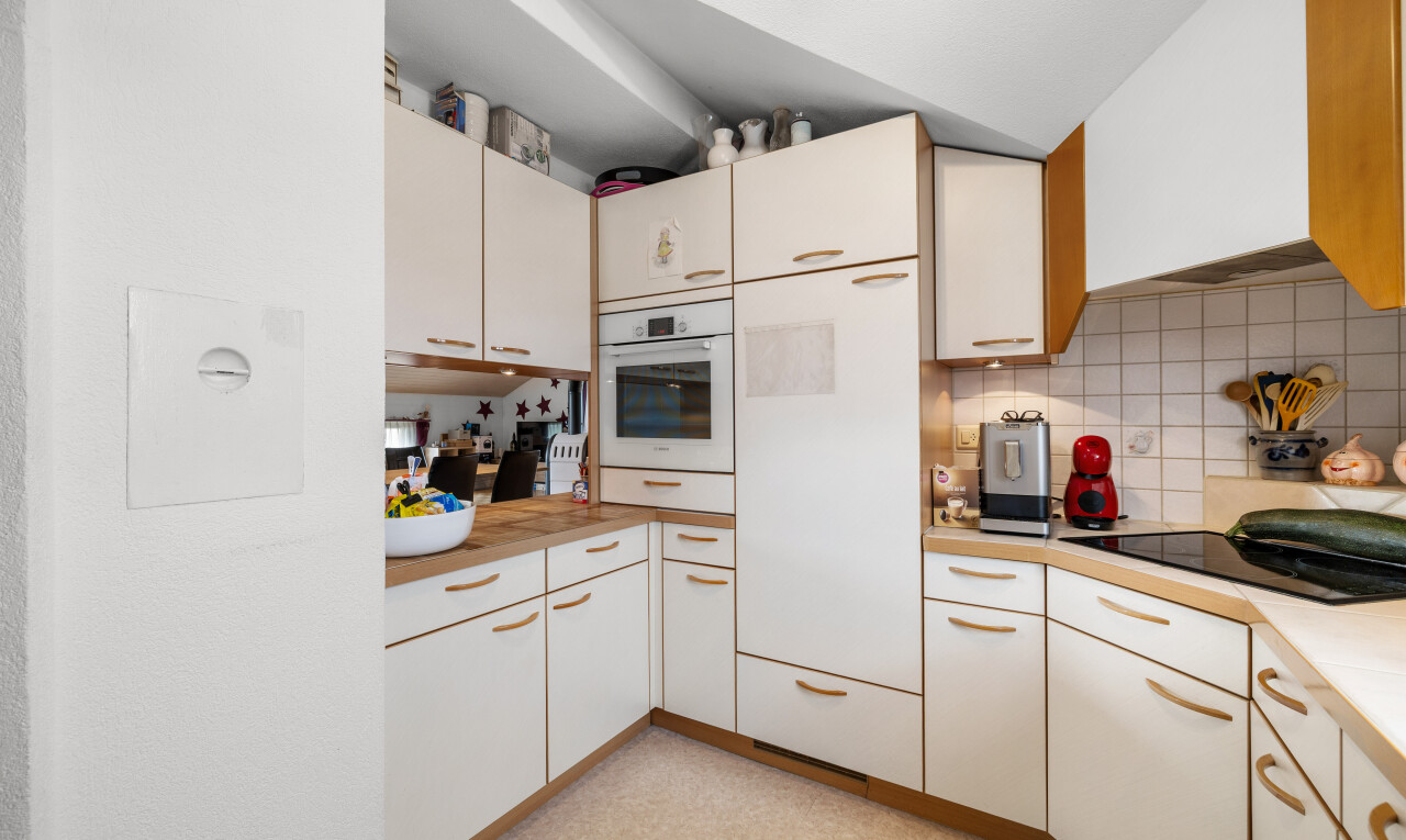 cuisine avec dosseret, backsplash, plans de travail, inside property, et four
