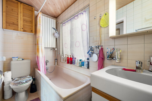 salle de bains avec tile wall, mur en carrelage, miroir, salle de bain complète, et inside property