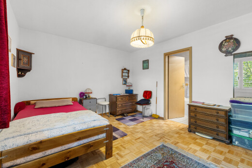 chambre avec drywall, cloison sèche, parquet floor, natural light, et lumière naturelle
