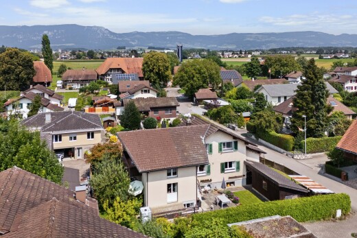 façade avec vue sur la montagne, mountain view, day time, vue résidentielle, et residential view