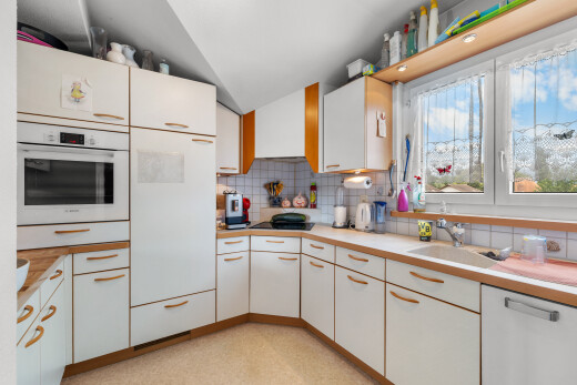 cuisine avec plans de travail, dosseret, backsplash, four, et lumière naturelle