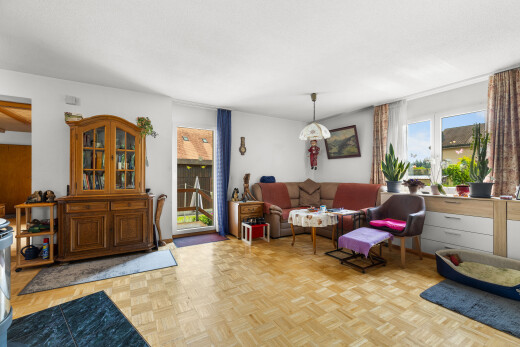 salon avec parquet floor, inside property, natural light, lumière naturelle, et drywall