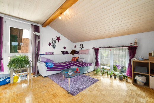 salon avec natural light, lumière naturelle, beamed ceiling, plafond à poutres, et inside property