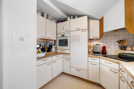 cuisine avec dosseret, backsplash, plans de travail, inside property, et four