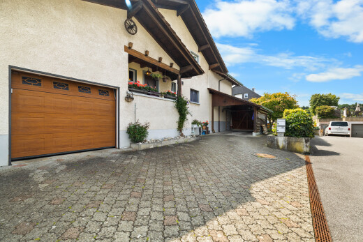 terrasse avec property visible, day time, garage, et balcon