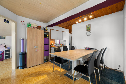 salle à manger avec plafond à poutres, beamed ceiling, cloison sèche, drywall, et parquet floor