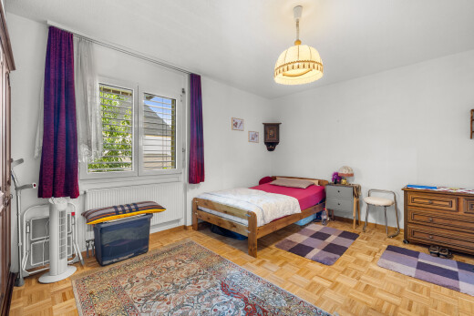 chambre avec parquet floor, natural light, lumière naturelle, inside property, et drywall