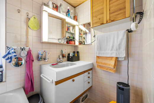salle de bains avec miroir, tile wall, mur en carrelage, inside property, et lavabo (ou coiffeuse selon le contexte)